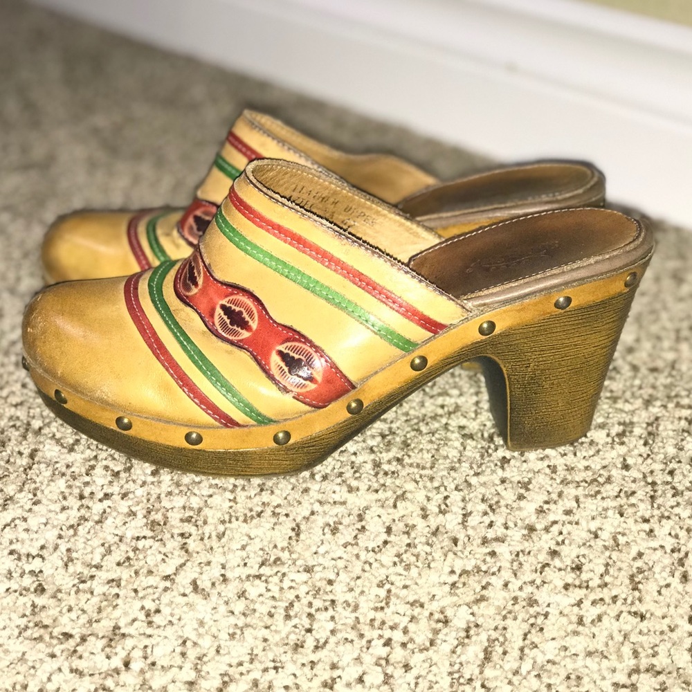 Spring Step tan multi color clog mules
